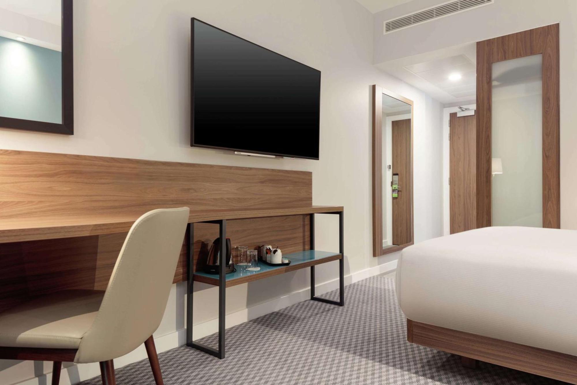 Hampton By Hilton Edinburgh Airport Hotel Ingliston Bagian luar foto