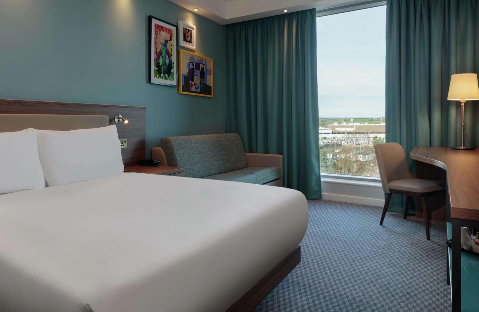 Hampton By Hilton Edinburgh Airport Hotel Ingliston Bagian luar foto