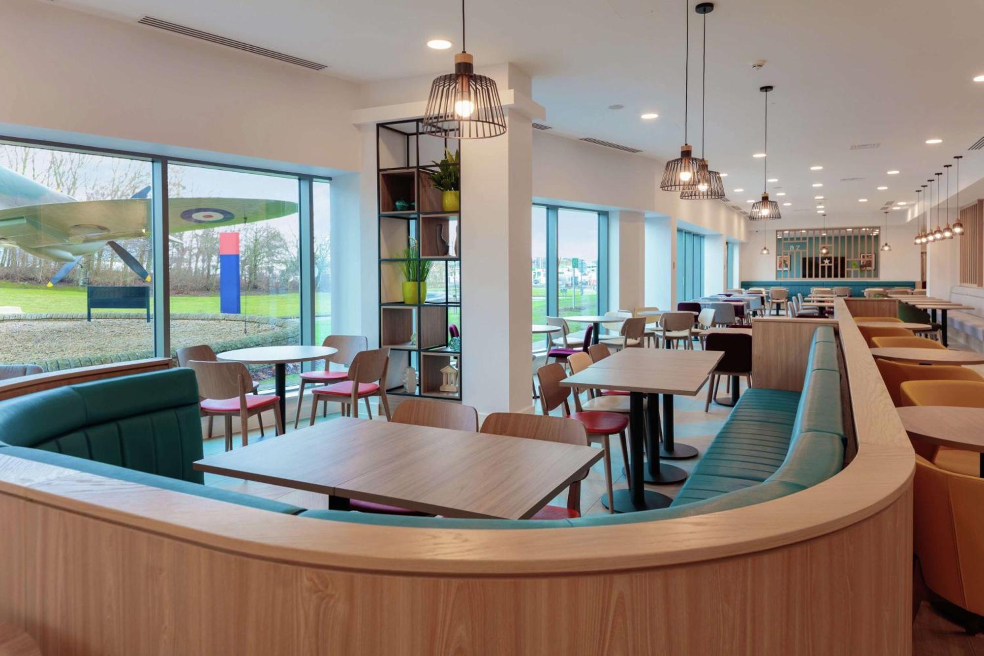 Hampton By Hilton Edinburgh Airport Hotel Ingliston Bagian luar foto